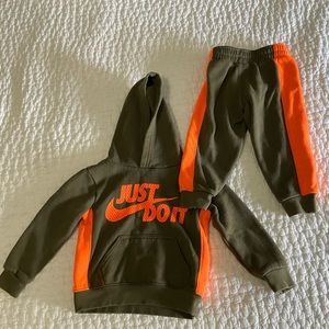 Toddler Nike sweat set.
